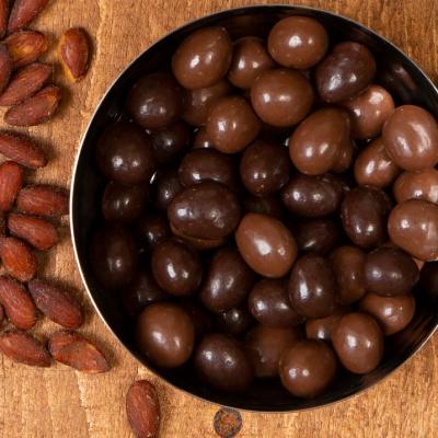 Amandes enrobées de chocolat au lait